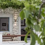 Traditional Pirethron Ferienhaus